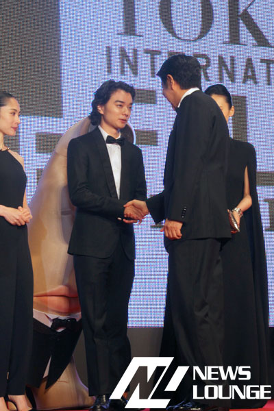 【TIFF2014】橋本愛、ミギーの動きに18歳の笑顔も！安部総理大臣と握手も