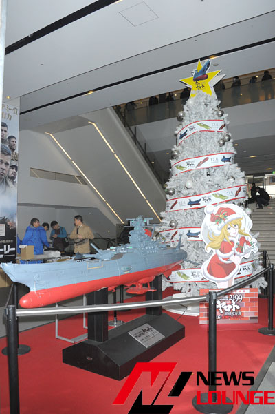 森雪サンタコスプレでお出迎え！「宇宙戦艦ヤマト」5メートルクリスマスツリー登場