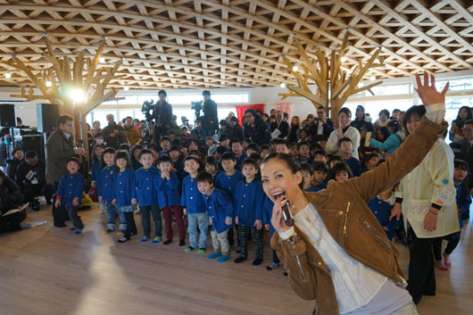 土屋アンナ 福島・相馬市に竣工の「相馬 こどものみんなの家」訪問！子どもたちと「ようかい体操第一」ダンス