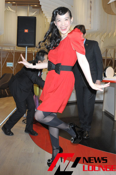 篠原ともえ“ネスカフェファッション”赤ドレス！「大切な恋人とウルトラリラックスしに来て」