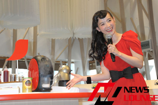 篠原ともえ“ネスカフェファッション”赤ドレス！「大切な恋人とウルトラリラックスしに来て」