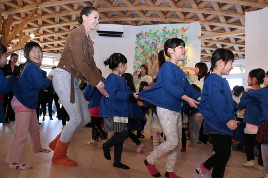 土屋アンナ 福島・相馬市に竣工の「相馬 こどものみんなの家」訪問！子どもたちと「ようかい体操第一」ダンス