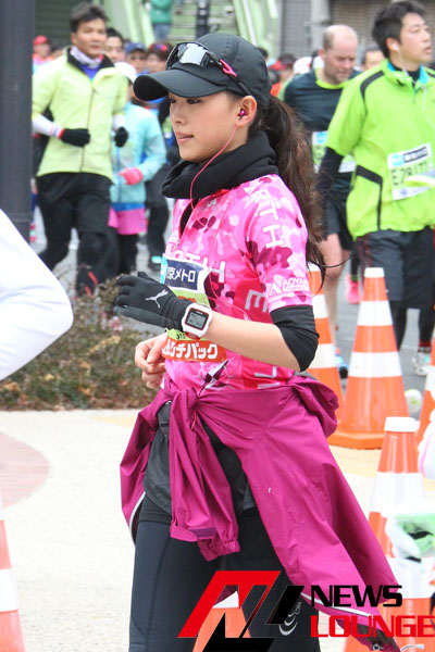 西内まりやの姉・西内ひろ「東京マラソン2015」で快走！水沢アリーも激走