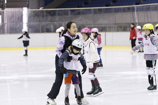 浅田真央＆舞姉妹 小学生スケート教室開催！「怖くなくなった！」と大好評