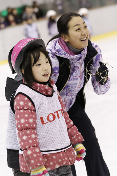 浅田真央＆舞姉妹 小学生スケート教室開催！「怖くなくなった！」と大好評