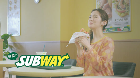 板野友美の妹、TVCM初出演！SUBWAYのサンドイッチを「おいしい！」笑顔と歌でサンド