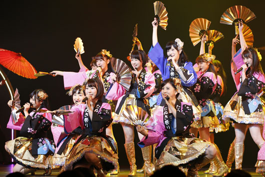 HKT48指原莉乃＆宮脇咲良が明治座公演で15メートル上昇！殺陣ありライブステージありの約3時間に