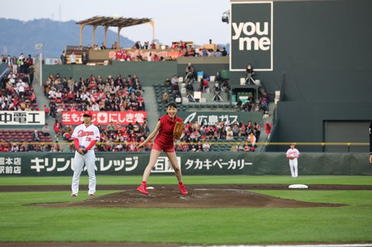 栗山千明 広島・マツダスタジアムで始球式！「ノーバンで投げたかったぁ～」