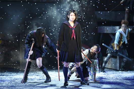 SKE48松井玲奈＆AKB48横山由依 W主演舞台「マジすか学園」へ気合！アクションシーン多数