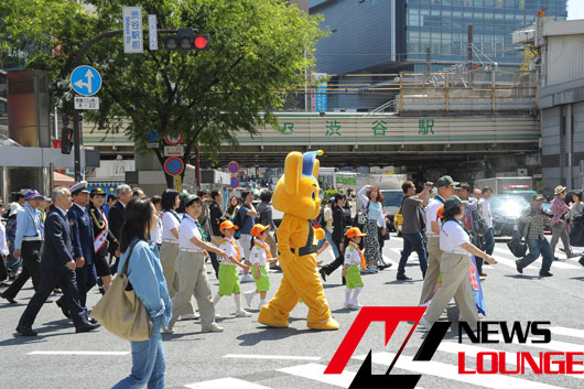 桜庭ななみ渋谷の街を約100人と交通安全パレード！一日署長としてティッシュ配りも