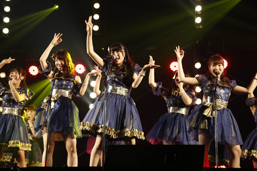 AKB48歴代のミリオンヒットシングル披露でメンバー驚く！特別なコンサートに熱気
