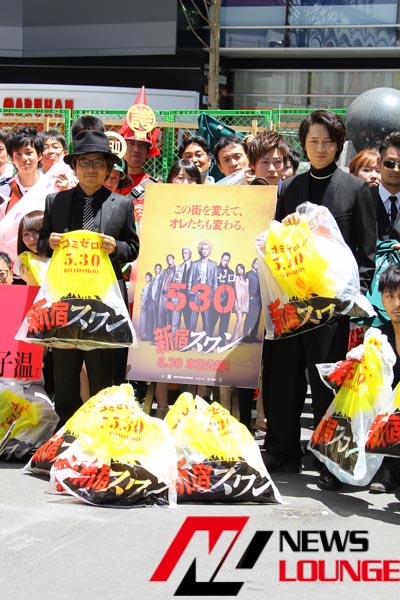 綾野剛＆園子温監督 新宿歌舞伎町でゴミゼロ運動に参加！オリジナルゴミ袋1万枚配布