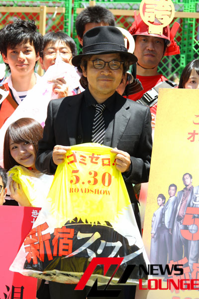 綾野剛＆園子温監督 新宿歌舞伎町でゴミゼロ運動に参加！オリジナルゴミ袋1万枚配布