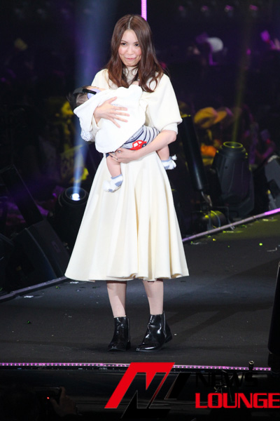 【TGC2015A／W】元AKB48川崎希 夫・アレクサンダーからお姫様抱っこでKISS