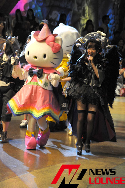 AKB48キティちゃんやシナモロールと和気あいあい！「ハロウィン・ナイト」で振付コツとは