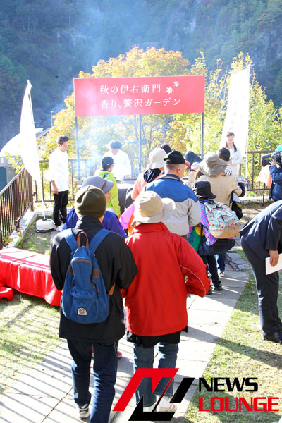 紅葉に染まる大自然の北海道で「秋の伊右衛門」ぜいたくに！絶景！三味線生演奏！美食！を五感で堪能