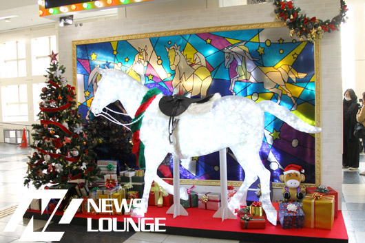 60周年の「有馬記念」PRイベントが渋谷で開催！イルミネーションに輝く白馬や馬車と記念撮影