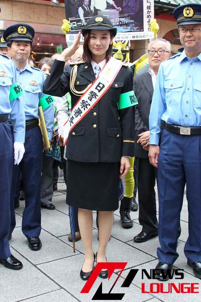 吉田羊、一日警察署長で「振り込め詐欺」撲滅を訴え！横浜中華街をパレード