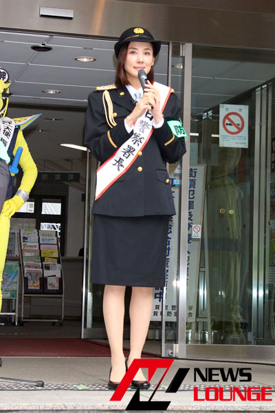 吉田羊、一日警察署長で「振り込め詐欺」撲滅を訴え！横浜中華街をパレード