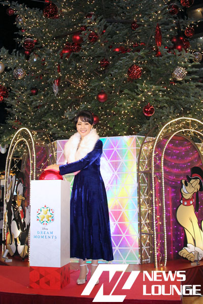 元『劇団四季』濱田めぐみ、クリスマスツリー点灯式で『夢はひそかに』『星に願いを』の2曲披露