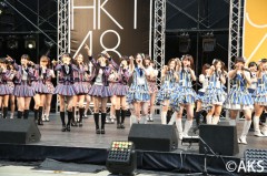 SKE48＆HKT48メンバー入り混じり「メロンジュース」など歌唱！指原利乃新たなコラボに意欲