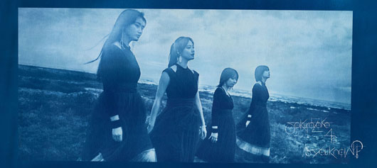櫻坂46 1stアルバムのジャケットアートワーク公開！深夜冠番組放送中にフィルムで撮影された青色の映像がCMで流れて反響を呼んだもの