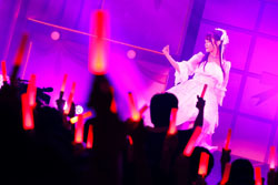 アーティストデビュー10周年イヤーを展開してきた小倉唯が、10年目最後の日となる7月17日に埼玉・大宮ソニックシティで『小倉 唯 Memorial LIVE 2023～10th Anniversary Assemble!!～』を開催した。