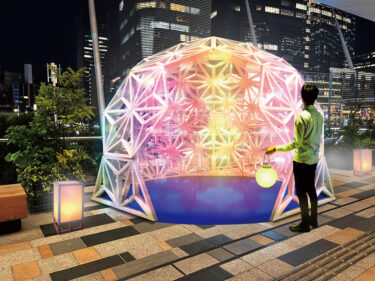 夏の東京駅を楽しむ“幻想的な光の癒し空間”約100基の灯籠が優しく彩る「宵路灯籠2023」