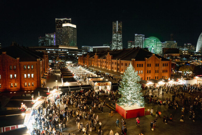 【横浜】「Christmas Market in 横浜赤レンガ倉庫」全長約10メートルのもみの木が光り輝く