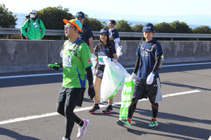 湘南国際マラソン 河野デジタル大臣「ゴミを出さないスポーツに」エコ・ランナー、エコ・スイーパー増員