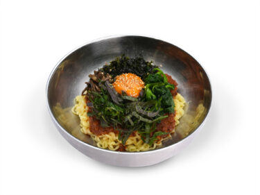 韓国料理×まぜそばの夢のコラボレーション！？ヨプの王豚塩焼から「ブルダックビビン麺」が4月1日に販売開始