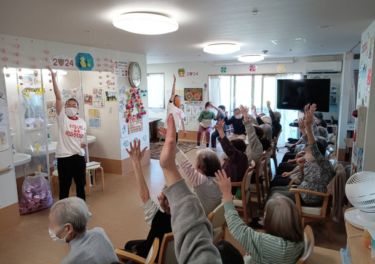 東大阪市のデイサービスで「スケッター」を活用したダンスレクリエーションを開催～施設と地域住民が共に打ち出す地域活性化・介護予防への取組み～
