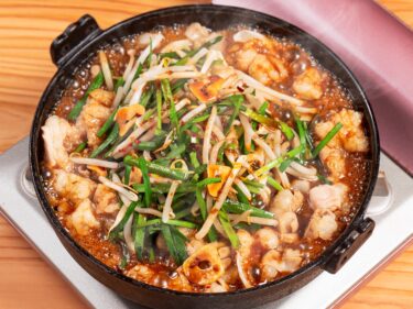 博多もつ鍋やまや　夏に食べる九州のもつ料理「鉄板もつ焼き やまもっちゃん」を6/10(月)より期間限定で提供開始！
