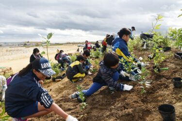 大津波から13年、今なお続く復興支援！福島県南相馬市で県外参加300名＋地元参加700名の「植樹祭」を6月9日に実施　～浸水域に津波からいのちを守る防災の森～