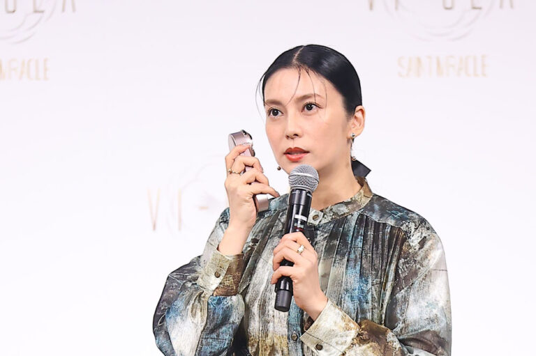 柴咲コウ、エイジングケア美顔器の性能を「人でたとえると才色兼備」。その意味するところは…？