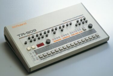 ハウスやテクノ・カルチャーの発展に大きく寄与したリズムマシン「TR-909」のセレブレーション・イベントをRoland Store Tokyoで開催