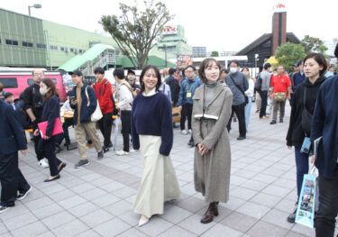 茨城県観光大使・磯山さやか＆「ウマ娘」田所あずさが故郷の食に舌鼓！地元の「鉾田ハム」ブースでは…