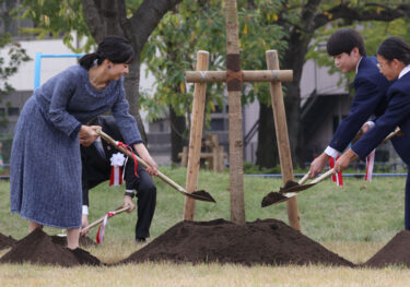 佳子内親王殿下 全国緑化祭の記念植樹で2人の中学生と何度もアイコンタクトで息を合わせて…