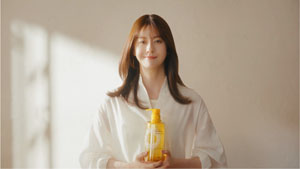 松本若菜 ヘアケアCM初出演も“うっかり”連発で周りを笑顔にする“ヒマワリみたいな人”を自然体で好演【インタビュー掲載】