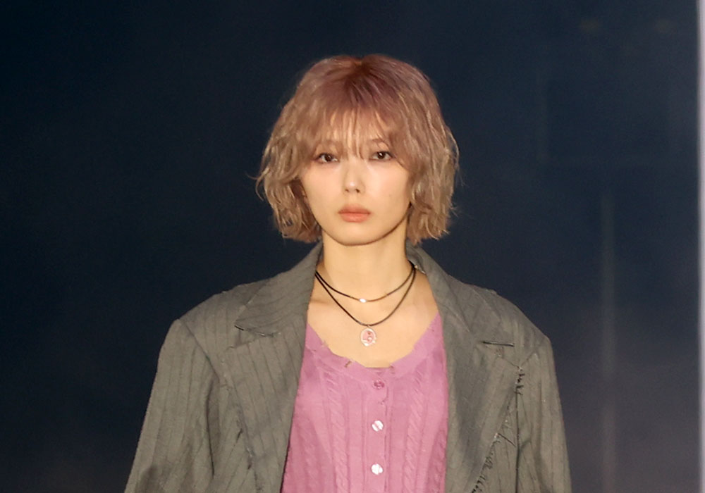 藤吉夏鈴 ジャケットにパンツのコーデでランウェイ!クールな表情がちょっとワイルドにも…【コーデ詳報・価格】