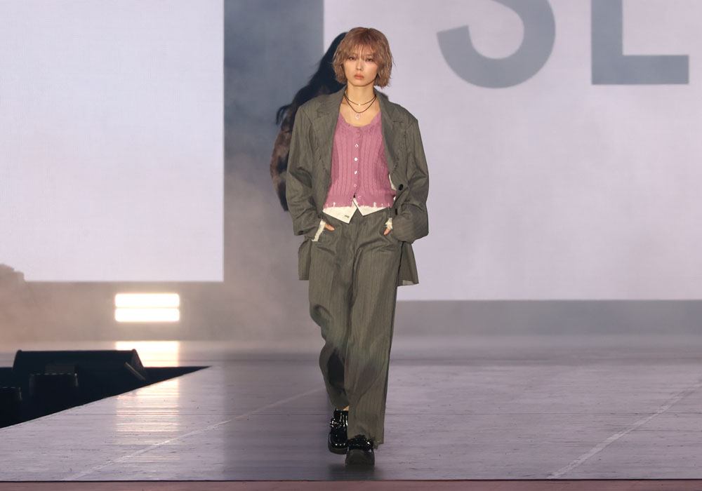 藤吉夏鈴 ジャケットにパンツのコーデでランウェイ!クールな表情がちょっとワイルドにも…【コーデ詳報・価格】