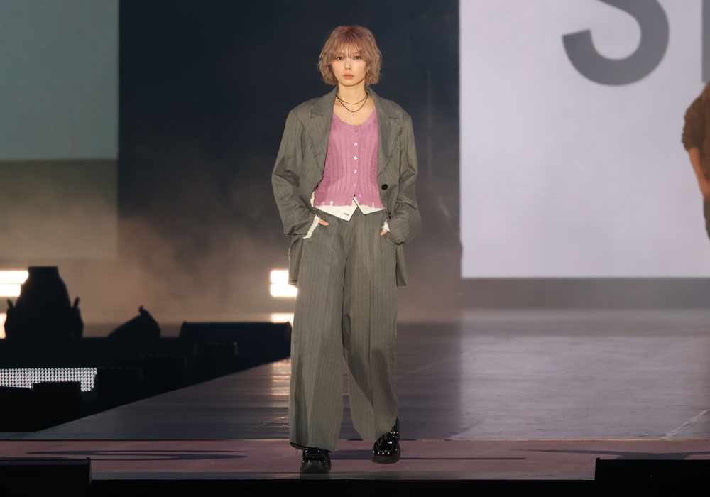 藤吉夏鈴 ジャケットにパンツのコーデでランウェイ!クールな表情がちょっとワイルドにも…【コーデ詳報・価格】