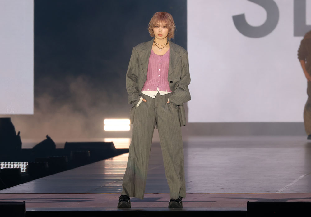 藤吉夏鈴 ジャケットにパンツのコーデでランウェイ!クールな表情がちょっとワイルドにも…【コーデ詳報・価格】