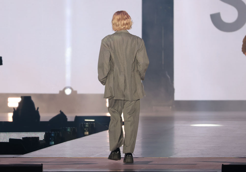 藤吉夏鈴 ジャケットにパンツのコーデでランウェイ!クールな表情がちょっとワイルドにも…【コーデ詳報・価格】