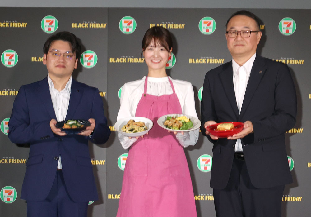セブン‐イレブン 初めて本格参入する「ブラックフライデー」施策発表！「ブラックフード」6品にフライ半額セール