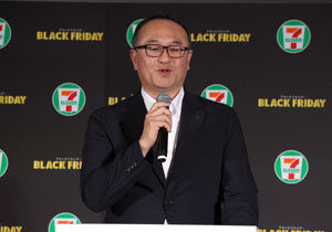 セブン‐イレブン 初めて本格参入する「ブラックフライデー」施策発表！「ブラックフード」6品にフライ半額セール