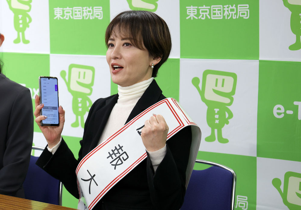 鈴木砂羽 「川崎北税務署」広報大使に！スマホによるキャッシュレス納付体験！歳を重ねて税の使い道を考えだすと…