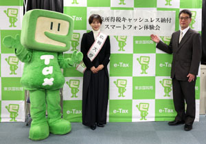 鈴木砂羽 「川崎北税務署」広報大使に！スマホによるキャッシュレス納付体験！歳を重ねて税の使い道を考えだすと…