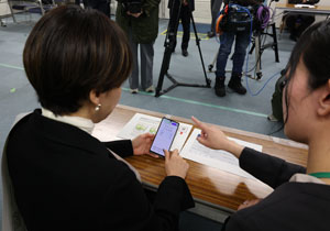 鈴木砂羽 「川崎北税務署」広報大使に！スマホによるキャッシュレス納付体験！歳を重ねて税の使い道を考えだすと…