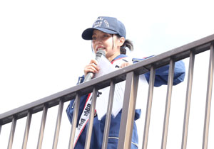 ベッキー 故郷・川崎市宮前区の一日消防署長に感慨！「小さいころイベントとかよく遊びに来てました」署長との秘話も…